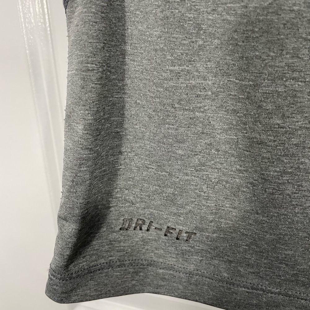 Nike Men's Gray Athletic Shirt Size Medium CB-105 - Picture 6 of 8